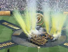 B体育入口-巴黎圣日耳曼夺得联赛冠军，全队欢庆锦标加冕的简单介绍